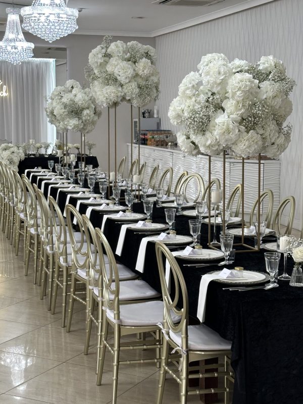 Dekoracje stołów, stół gości, wysokie kompozycje, biały, czarny