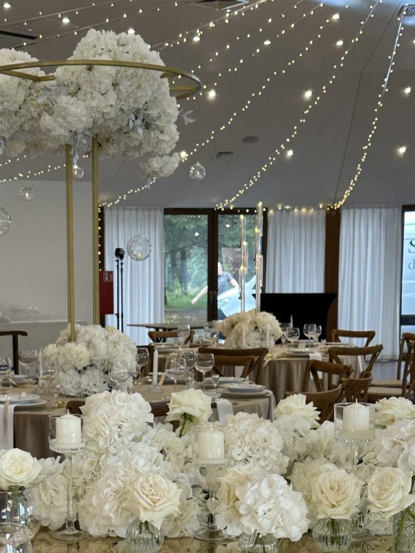 Stół prezydialny, lustrzany blat, złoto, białe kwiaty